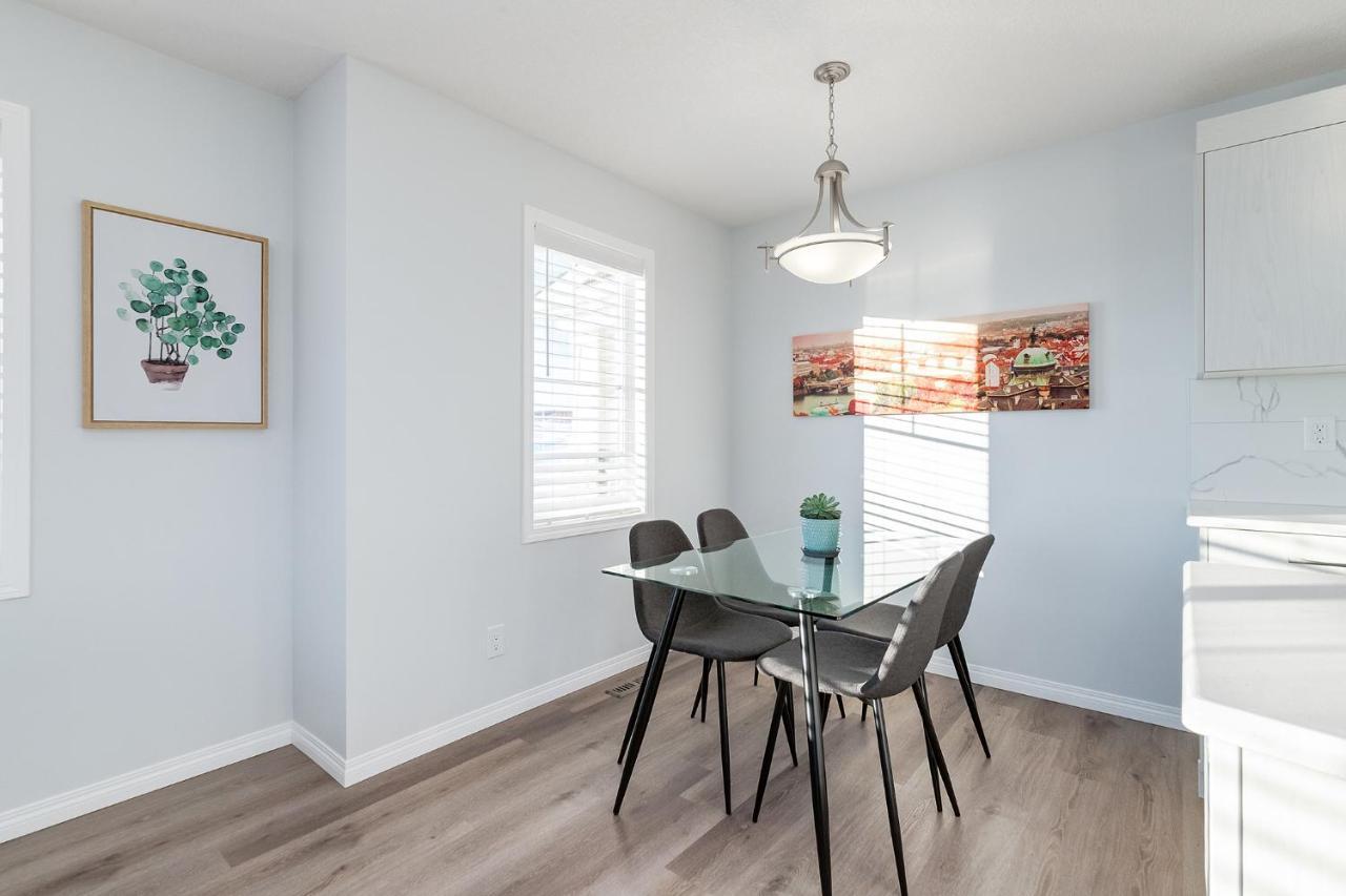 New Home With Ac, Patio And Netflix Calgary Zewnętrze zdjęcie