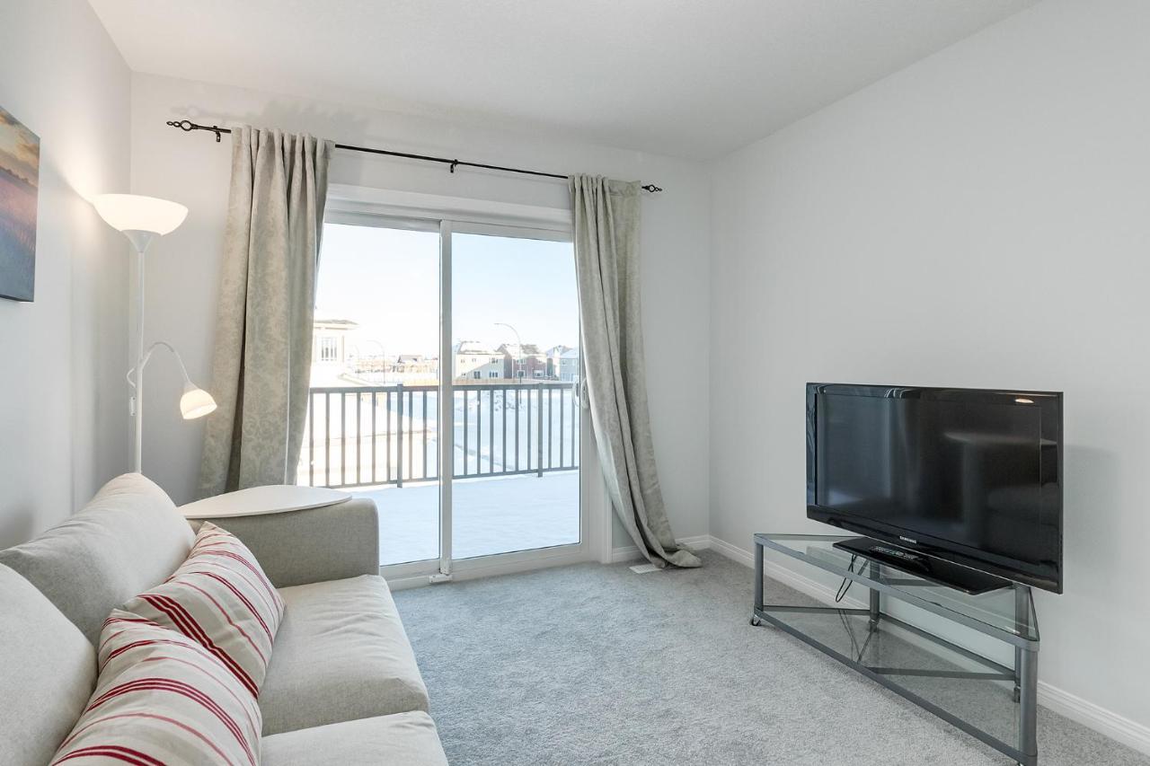 New Home With Ac, Patio And Netflix Calgary Zewnętrze zdjęcie