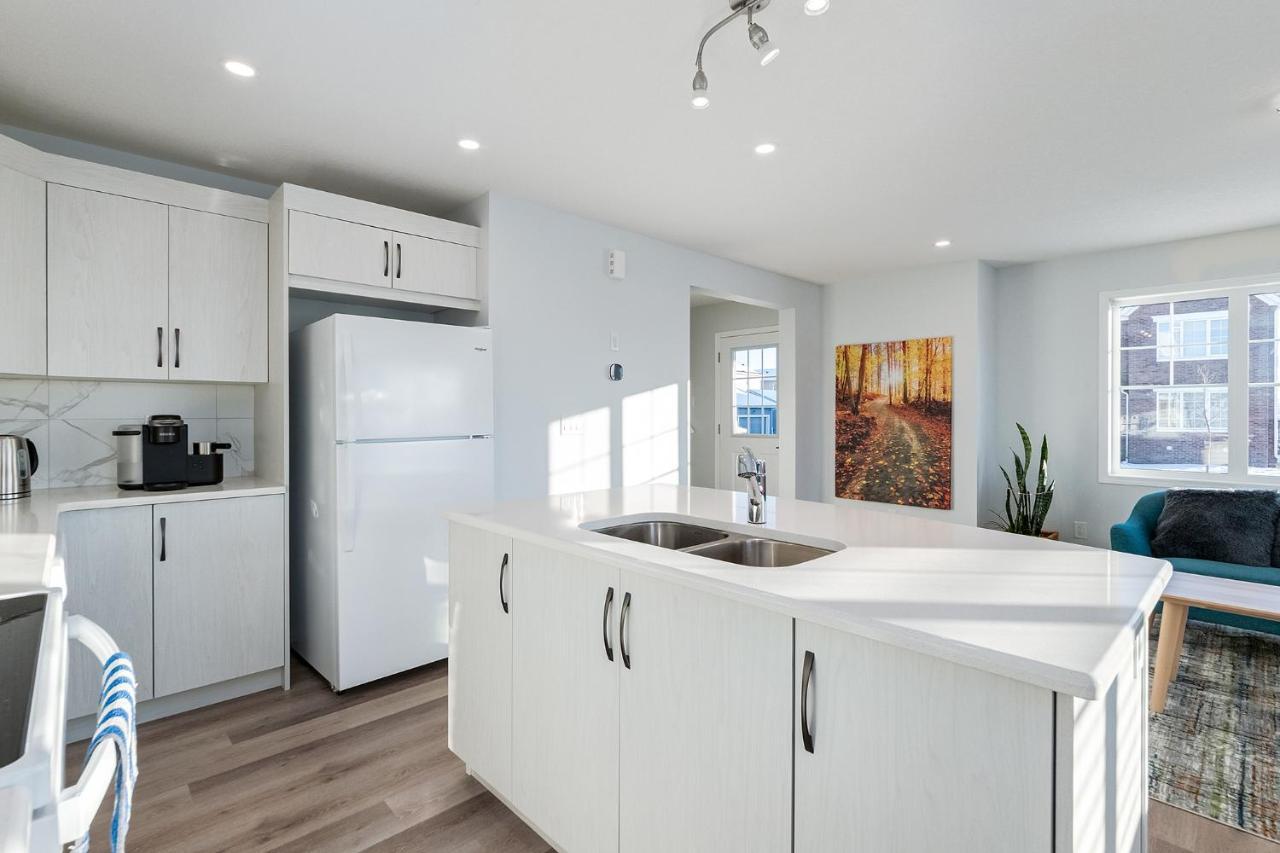 New Home With Ac, Patio And Netflix Calgary Zewnętrze zdjęcie